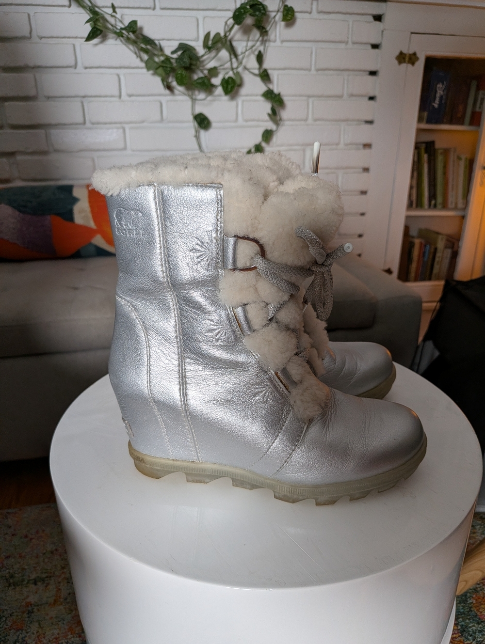 Sorel Disney Silver Snow Boots Faux Fur Lined Joan of Arctic Style 7.5 Winter - Picture 3 of 7